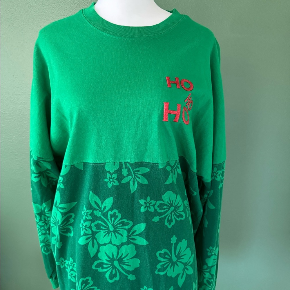 Women’s Hawaiian Christmas holiday crewneck top Medium